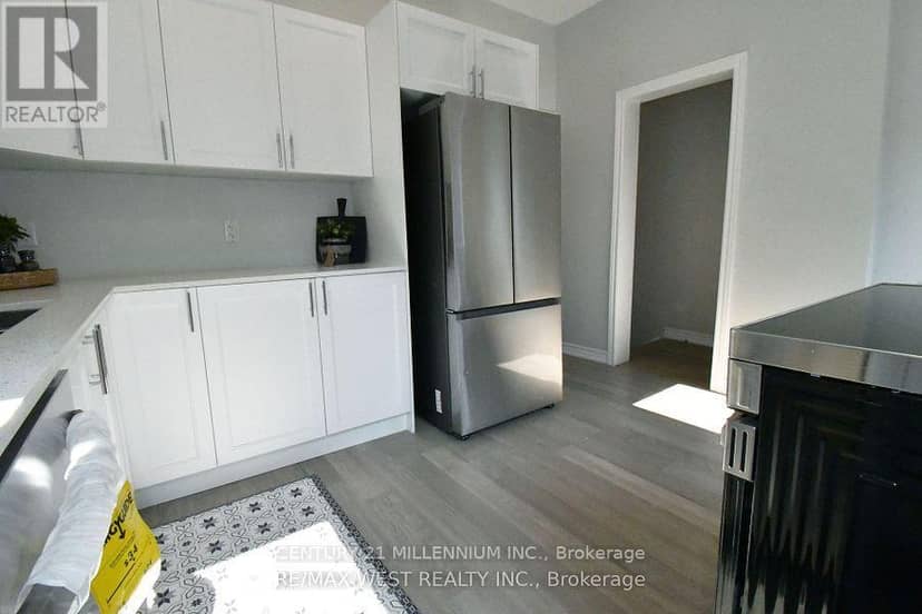 242 Balmoral Avenue N — photo 17 of 31