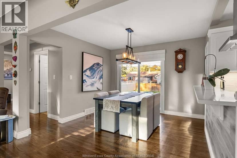 3060 Dandurand Avenue — photo 11 of 33