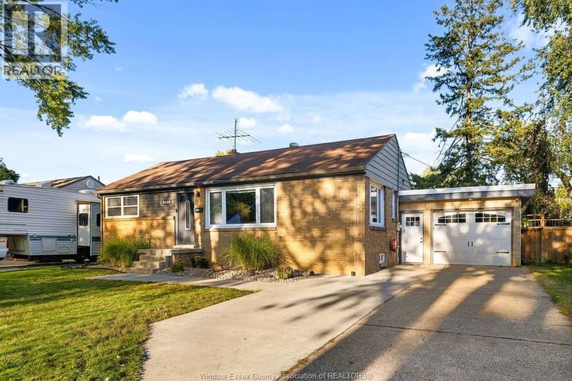 3060 Dandurand Avenue — photo 3 of 33