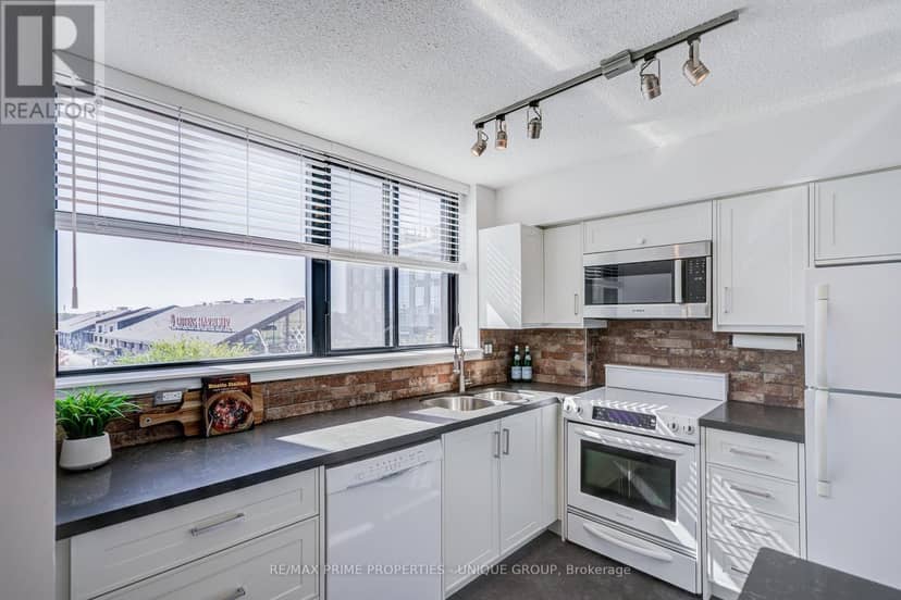 301 - 250 Queens Quay W — photo 19 of 40