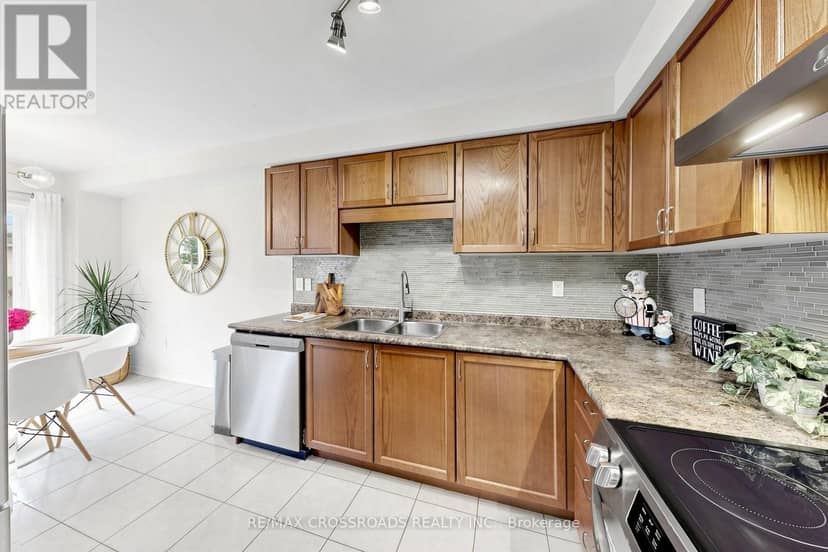 78 Vera Lynn Crescent — photo 18 of 38