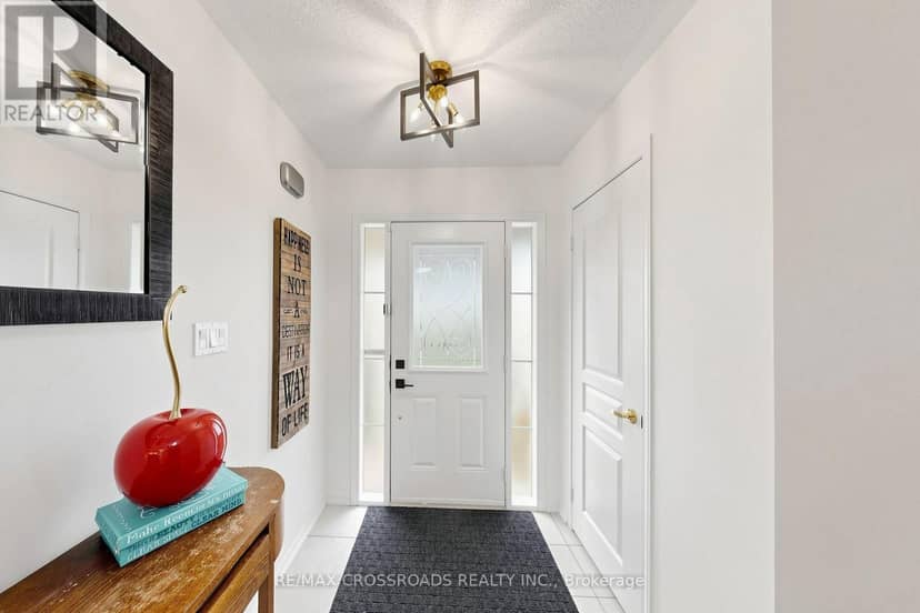 78 Vera Lynn Crescent — photo 4 of 38
