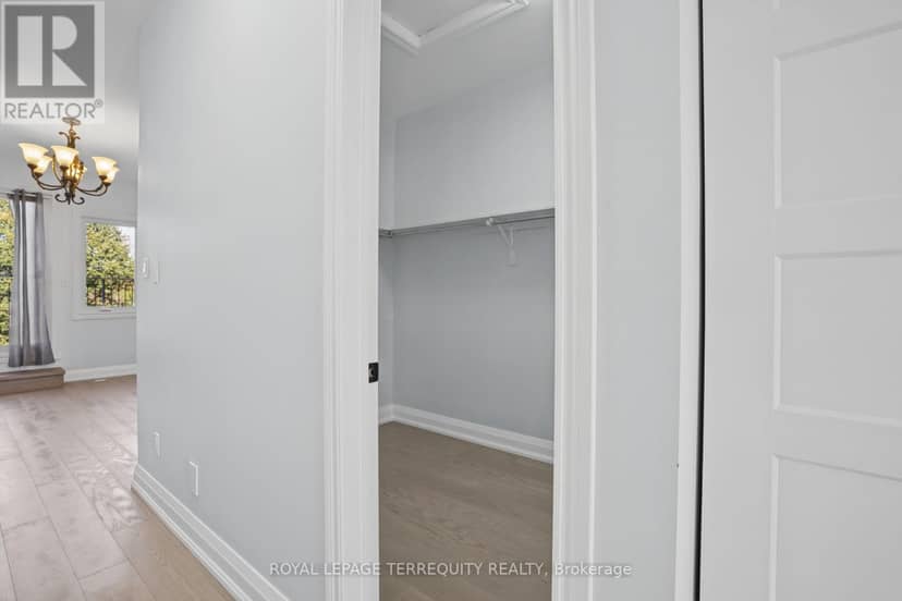 958 The Queensway — photo 19 of 40