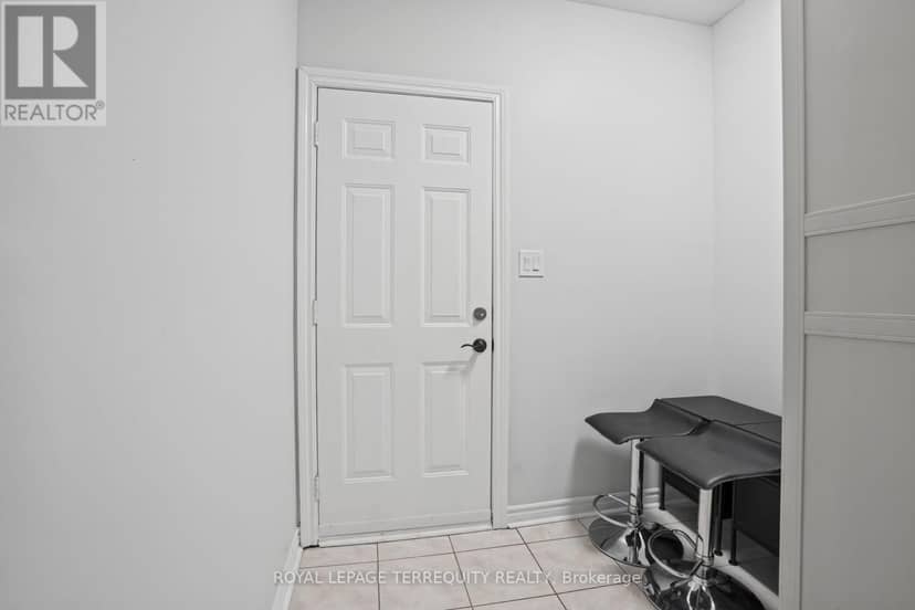 958 The Queensway, Toronto, photo 3