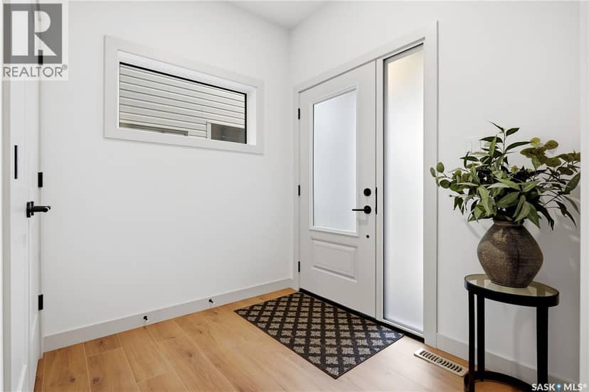 11 Vancouver CRESCENT, Pilot Butte, photo 2