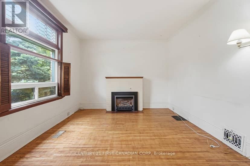 834 Colborne Street — photo 11 of 37