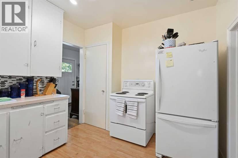 4737 48 Street — photo 11 of 37