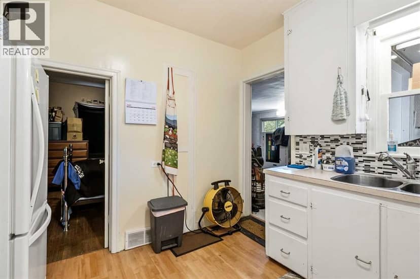 4737 48 Street — photo 9 of 37