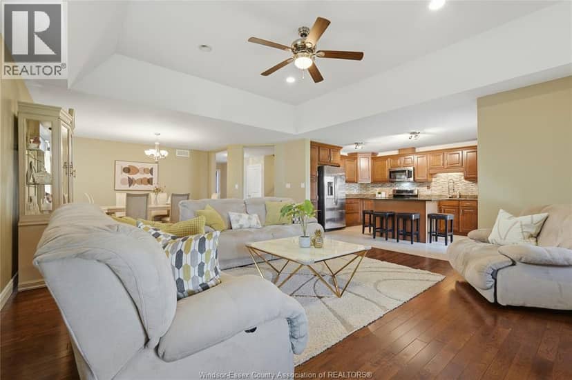 256 Maxwell Crescent — photo 10 of 40