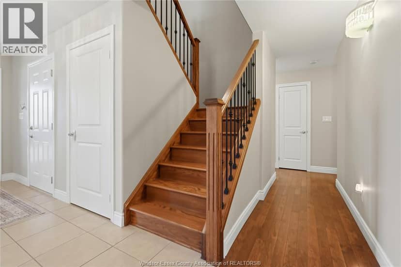 256 Maxwell Crescent — photo 30 of 40