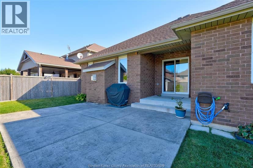 256 Maxwell Crescent — photo 39 of 40