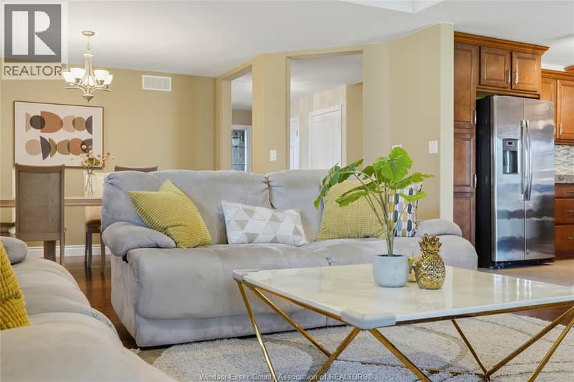 256 Maxwell Crescent — photo 9 of 40