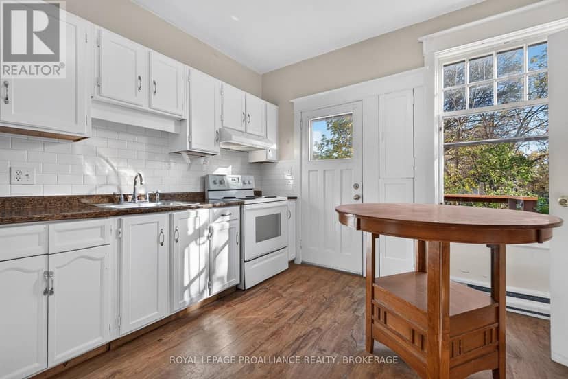 558 Brock Street — photo 11 of 38
