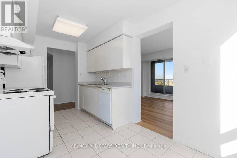 1505 - 18 Hillcrest Avenue — photo 17 of 40