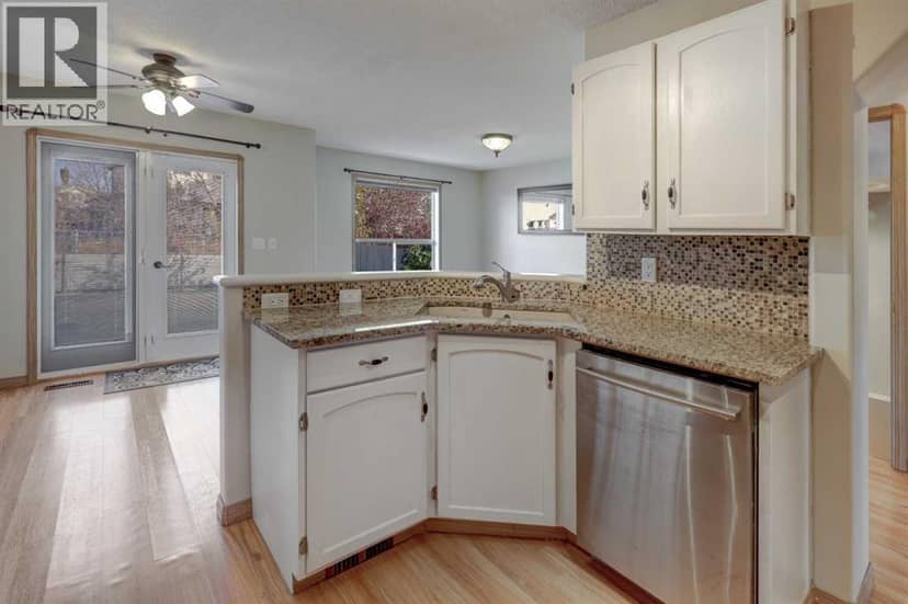 158 Saratoga Close NE — photo 11 of 32