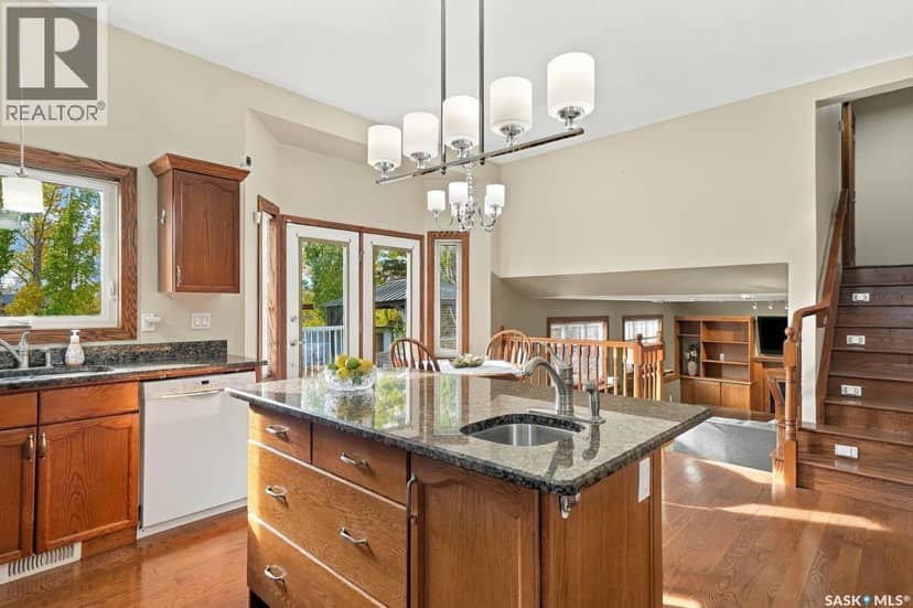 410 Bronson CRESCENT — photo 11 of 40