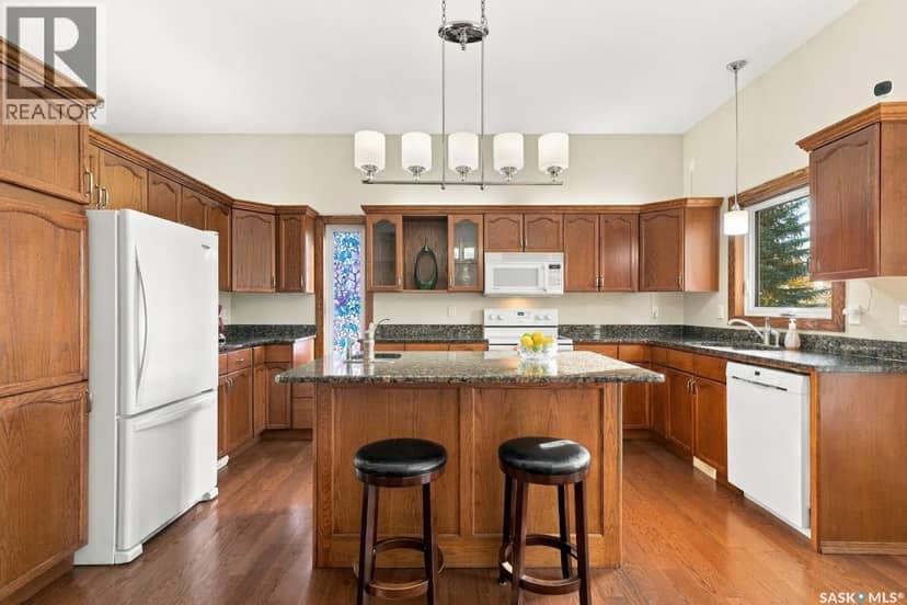 410 Bronson CRESCENT — photo 9 of 40