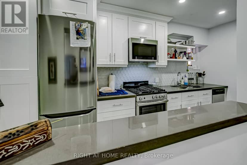 181 Lakeshore Road E — photo 9 of 40