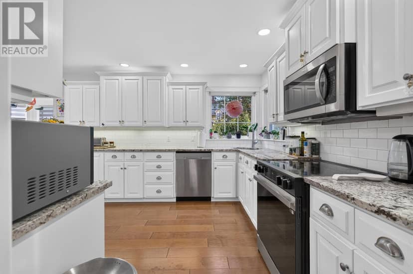 31 Sidmount Avenue — photo 21 of 40