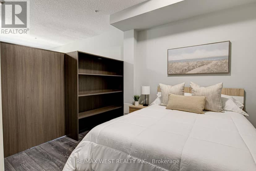 215 - 318 Spruce Street — photo 16 of 26