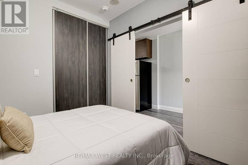 215 - 318 Spruce Street — photo 17 of 26