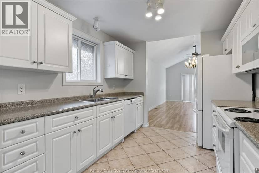 1487 Imperial Crescent — photo 12 of 40