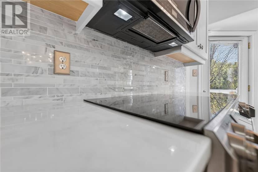 10 GREENWICH Court — photo 18 of 40
