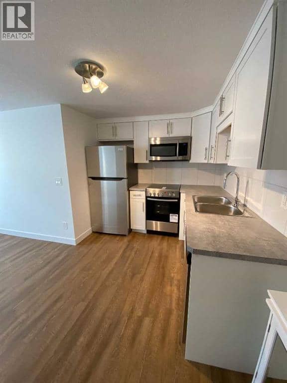 2826 43 Street SW — photo 32 of 36
