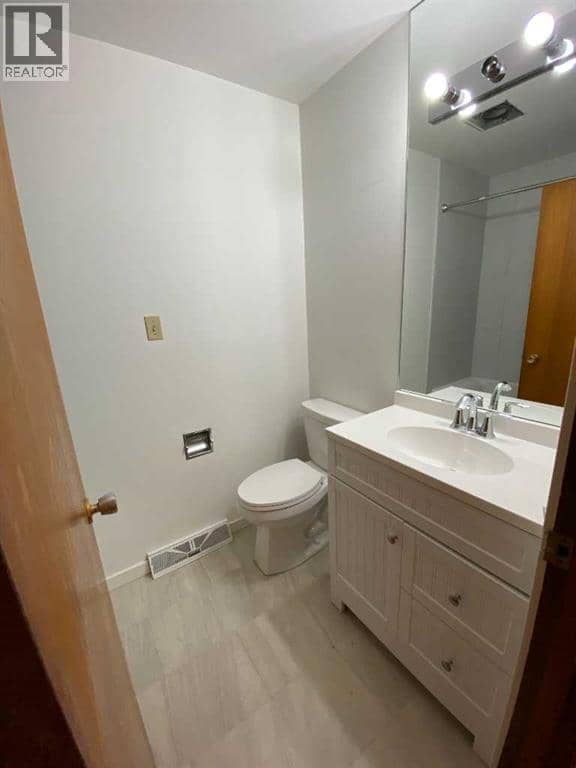 2826 43 Street SW — photo 10 of 36