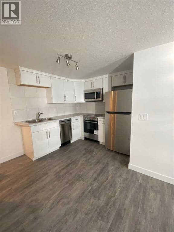 2826 43 Street SW — photo 22 of 36