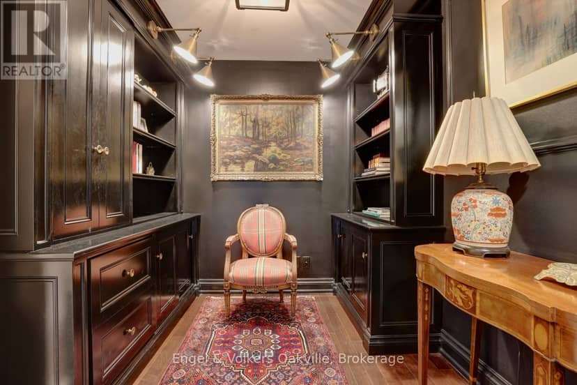 305 - 111 Forsythe Street — photo 17 of 40