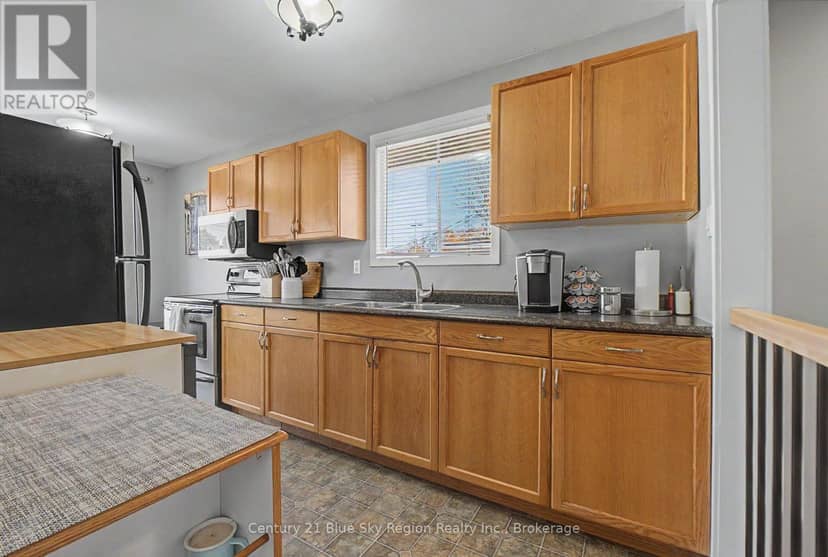 691 Robarts Avenue — photo 17 of 40