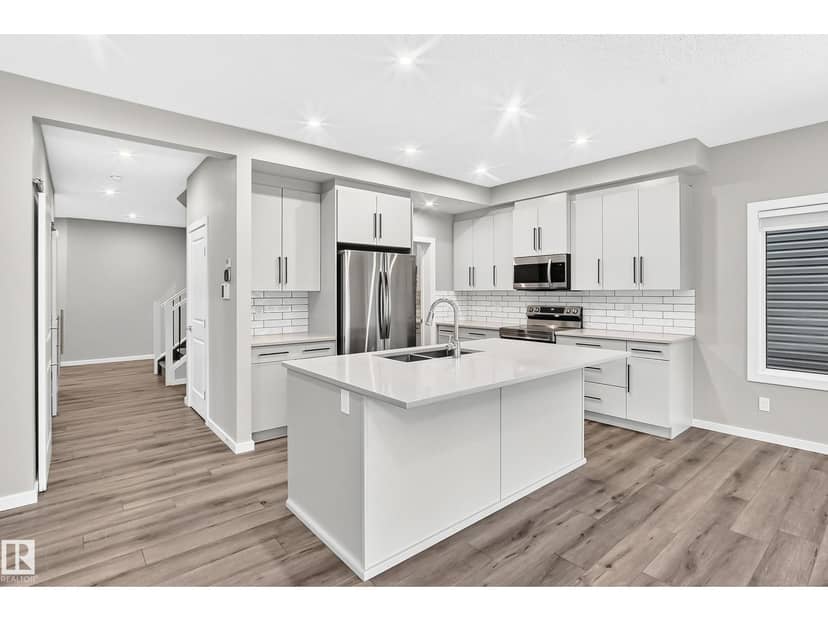 315 35 AV NW — photo 9 of 34