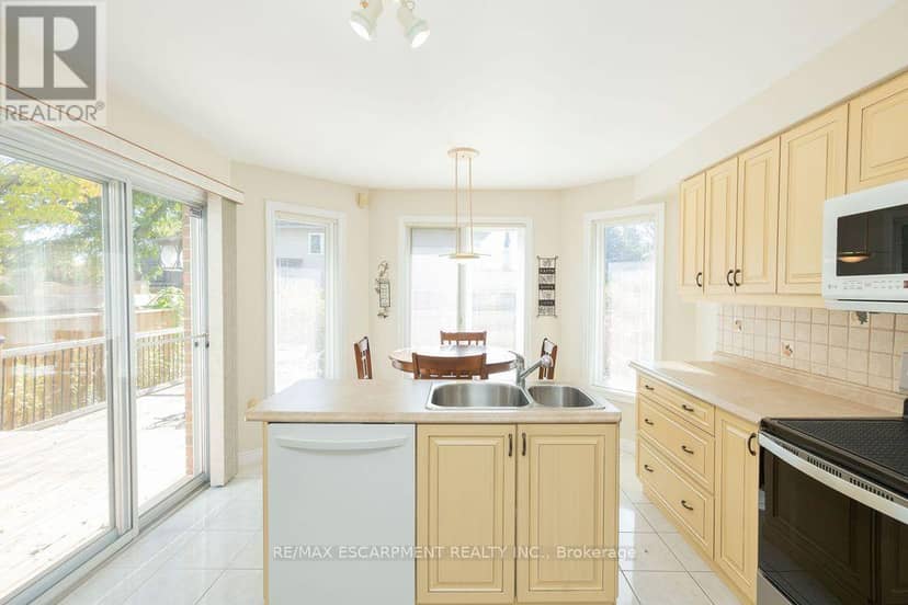 7 Falconridge Drive — photo 10 of 38