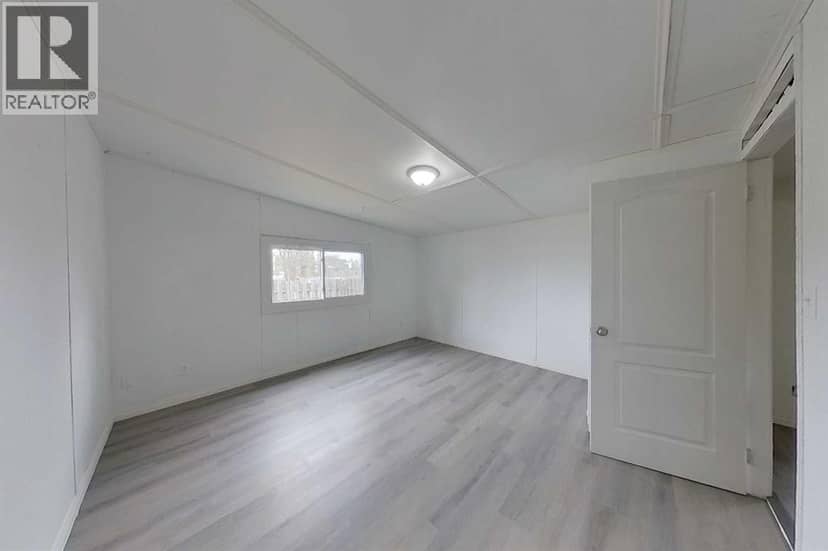 301 8 Street SW — photo 16 of 29