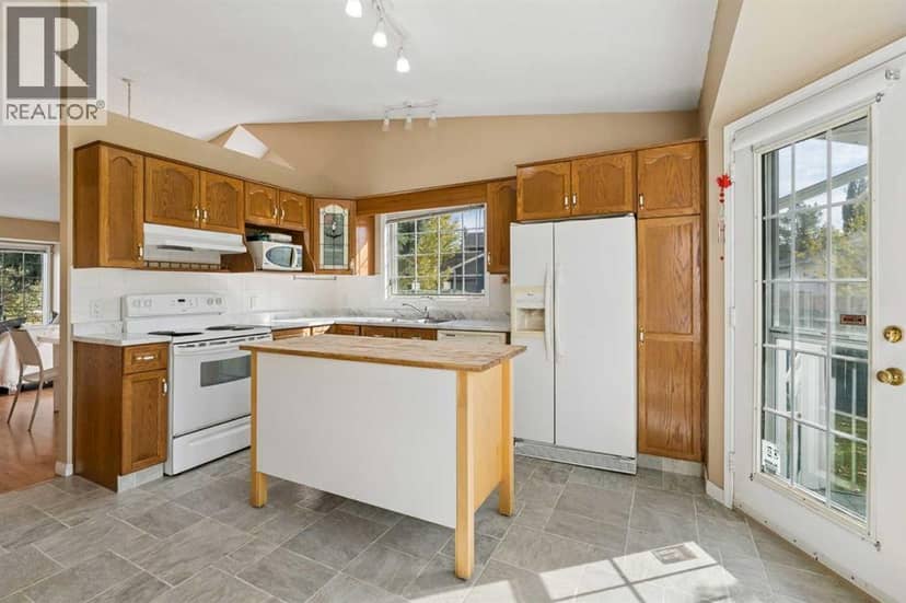 525 Shawinigan Drive SW, Calgary, photo 8