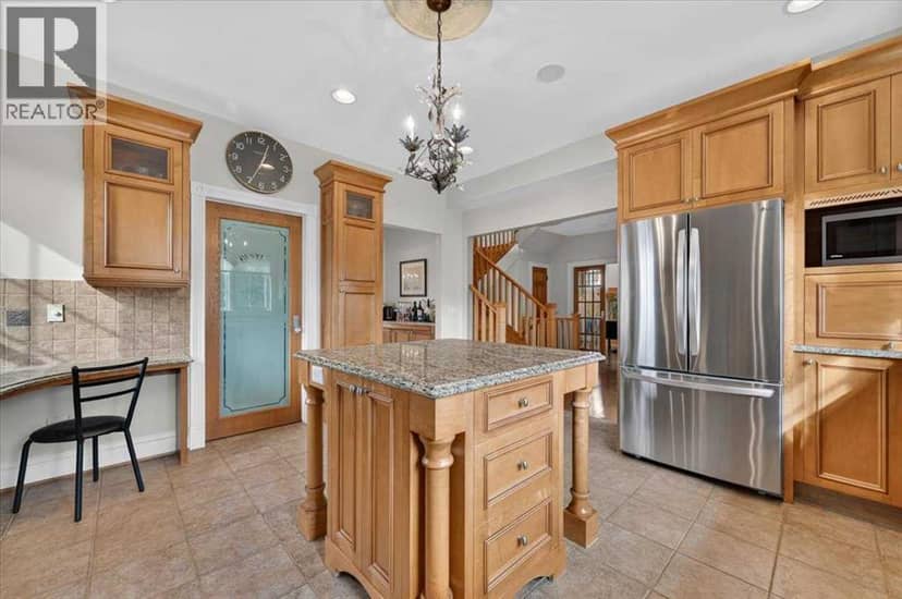 800 8 Street SE — photo 11 of 40