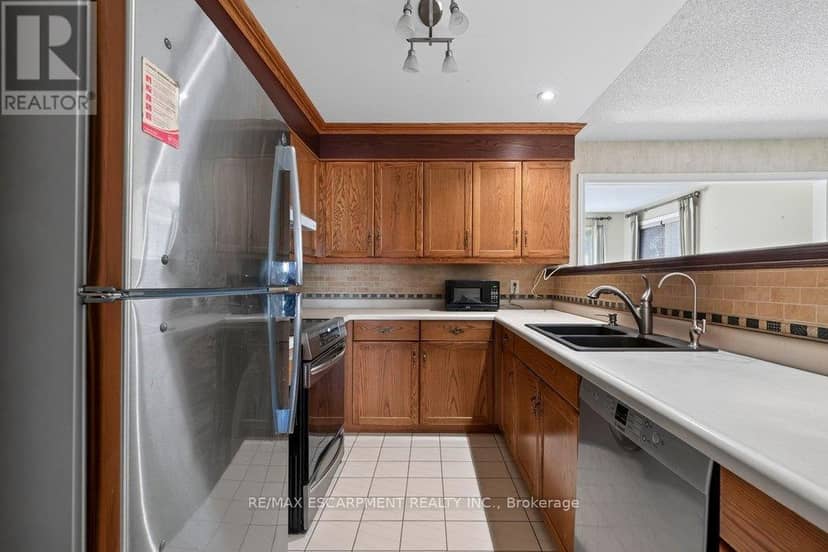29 - 141 Welland Vale Road — photo 10 of 36