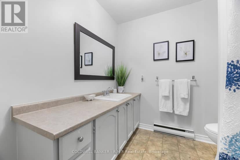 5 - 373 D'Arcy Street — photo 13 of 37
