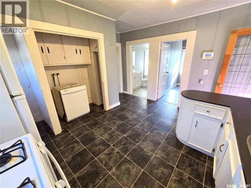 414 Young STREET — photo 9 of 24