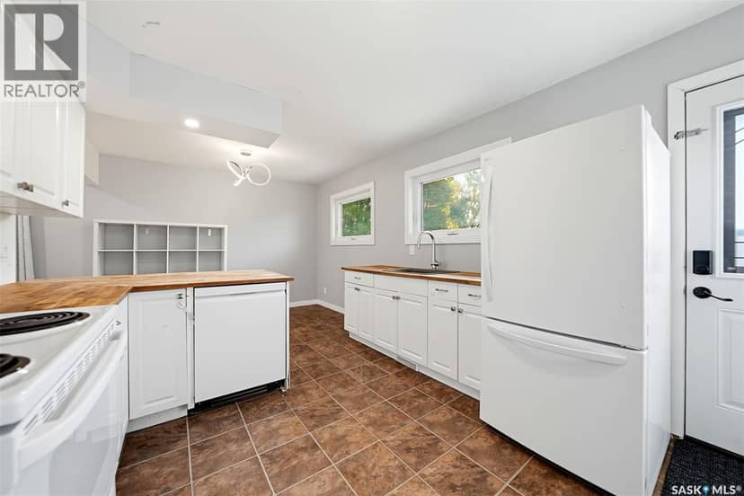 13 Stewart AVENUE — photo 11 of 40