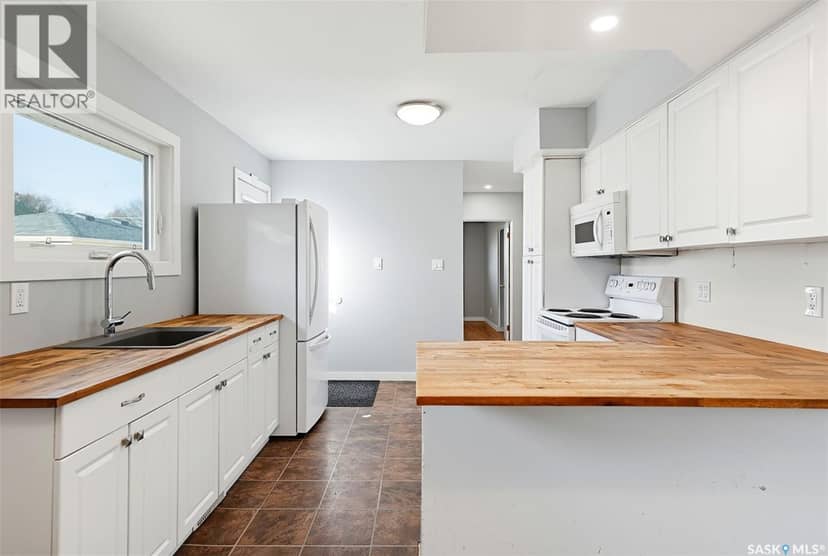 13 Stewart AVENUE — photo 9 of 40