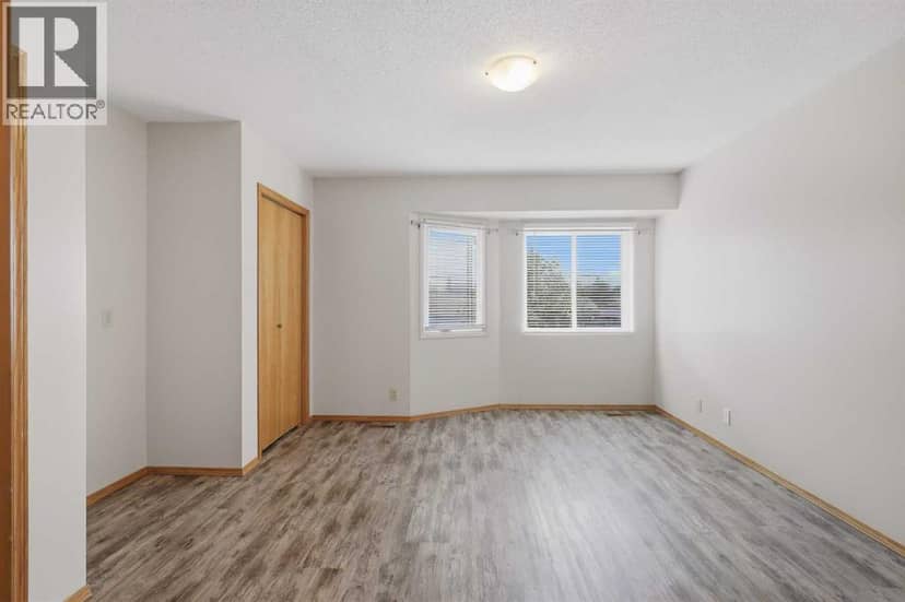 5414 45 Street — photo 19 of 34