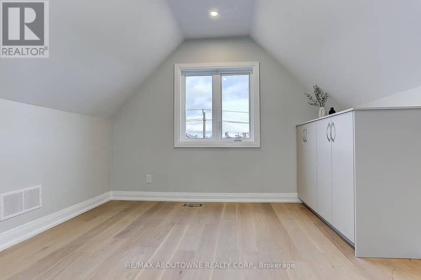564 Dufferin Street — photo 36 of 40