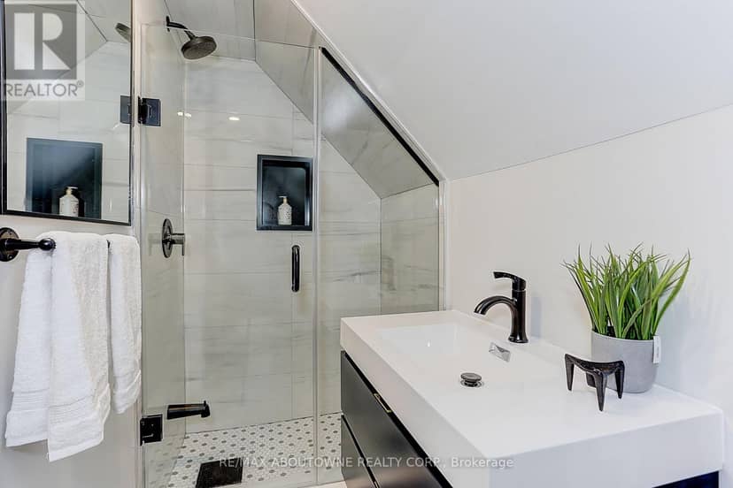 564 Dufferin Street — photo 40 of 40