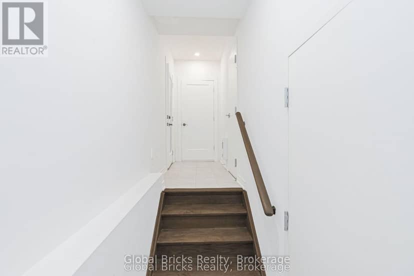 49 Burnhamthorpe Road E — photo 11 of 40