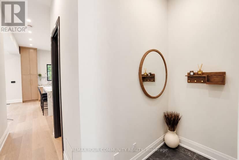 1415 Rebecca Street, Oakville, photo 3