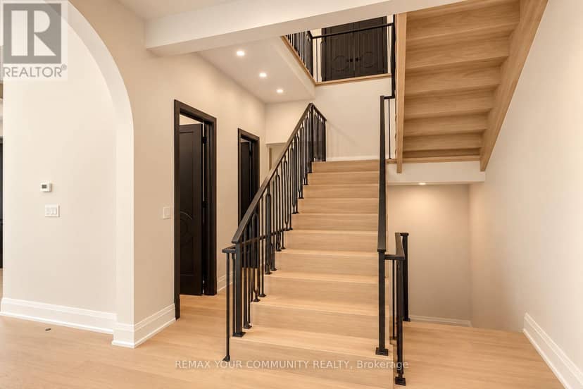 1415 Rebecca Street, Oakville, photo 2