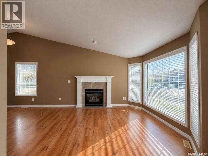 562 Blackburn CRESCENT — photo 2 of 31