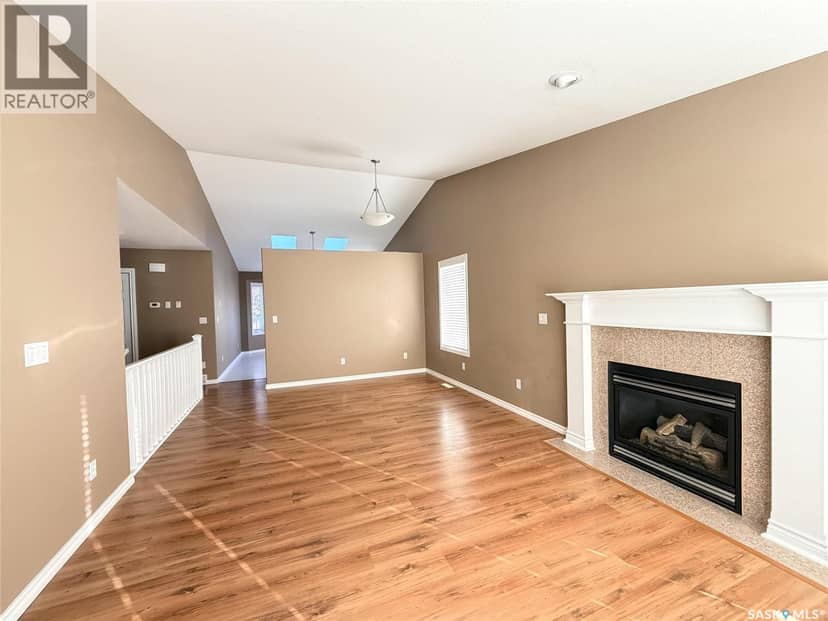 562 Blackburn CRESCENT — photo 4 of 31